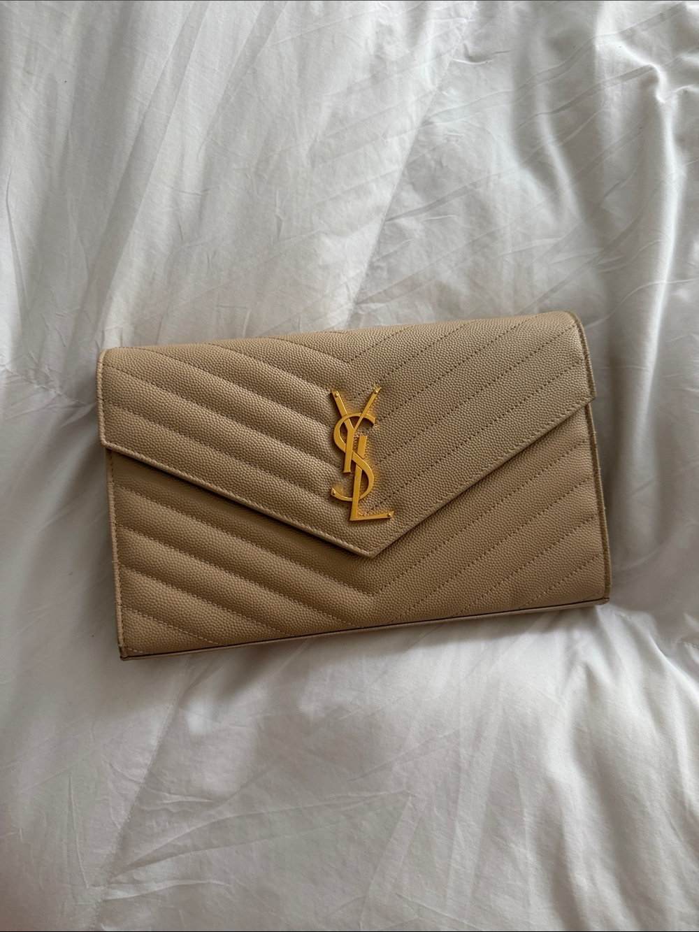 CASSANDRE ENVELOPE CHAIN WALLET IN GRAIN DE POUDRE LEATHER